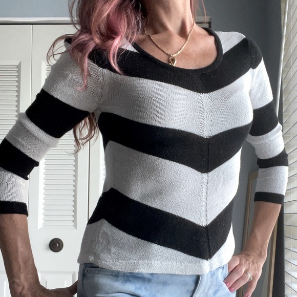 Sexy Jennifer Lopez Sweater with Chevron Pattern - Picture 4 of 7